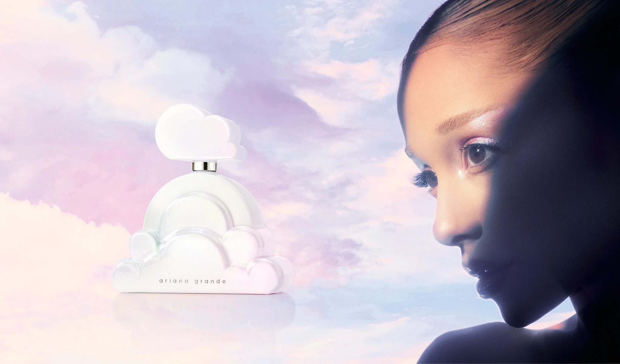 Ariana Grande Cloud -hajuvesipullo, valkoisen pilven muotoinen, Ariana Grande profiilikuvana. Teksti: ariana grande.