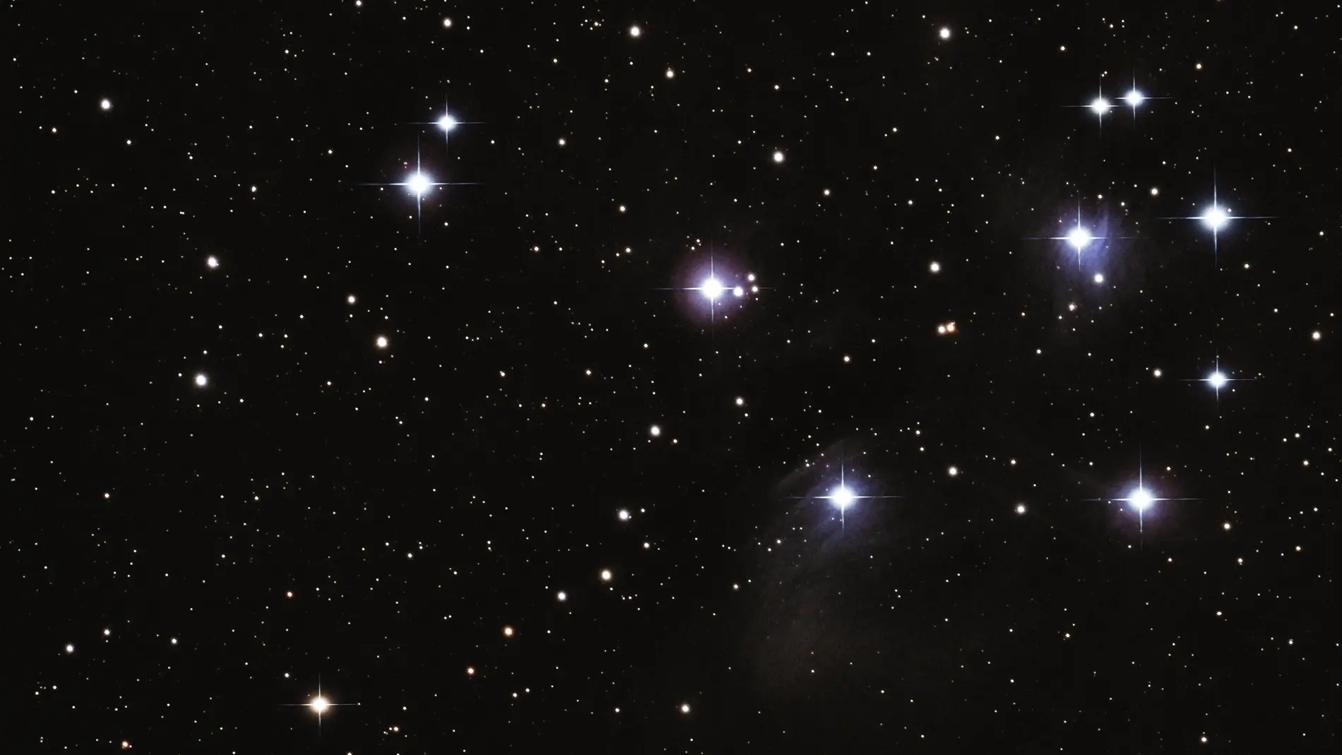 Yötaivas, joka on täynnä tähtiä loistamassa pimeydessä.