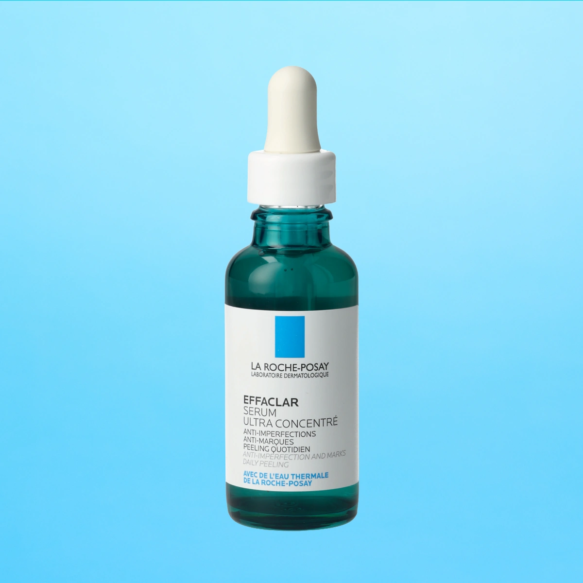 La Roche-Posay Effaclar Serum -kasvoseerumi pipettipullossa vaaleansinisellä taustalla.