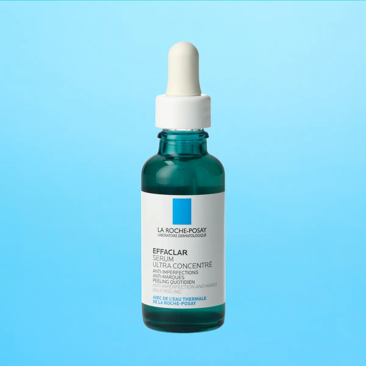 La Roche-Posay Effaclar Serum -kasvoseerumi pipettipullossa vaaleansinisellä taustalla.