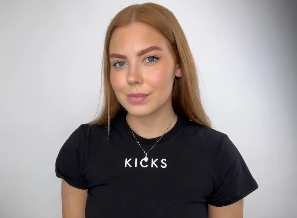 KICKSin meikkitaiteilija Isabella näyttää sinulle vaihe vaiheelta, kuinka voit soveltaa kauhistuttavaa tulkintaa klassisesta klovnilookista.