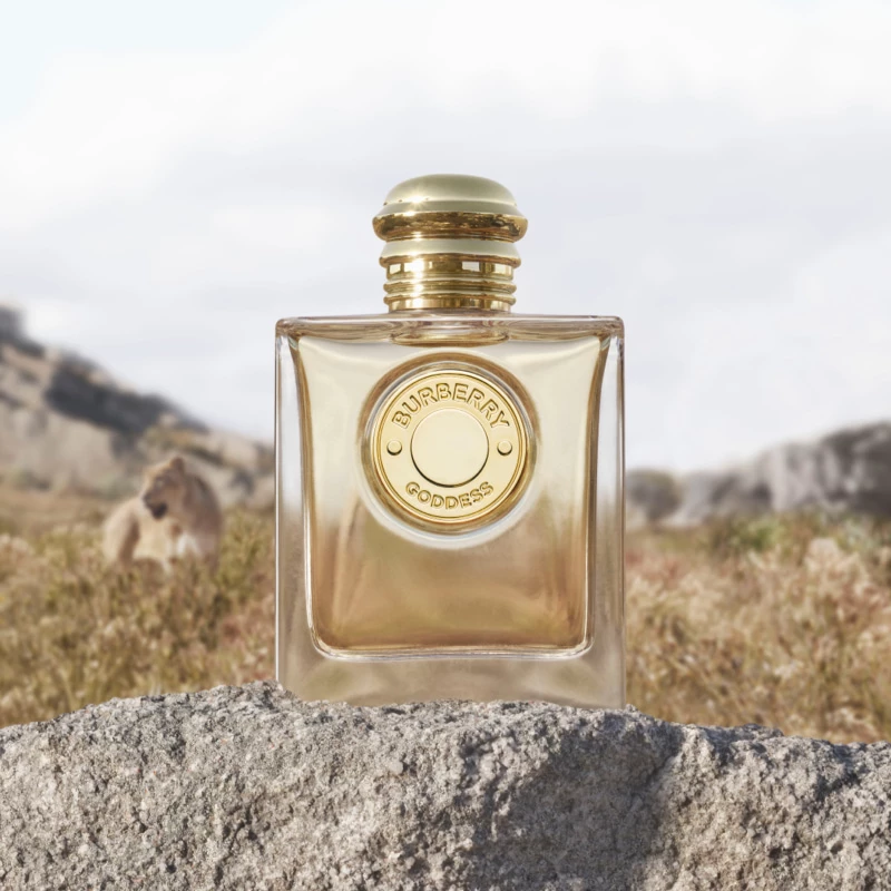 Läpinäkyvä keltainen hajuvesipullo, jossa on merkintä Goddess, Burberry-merkki.