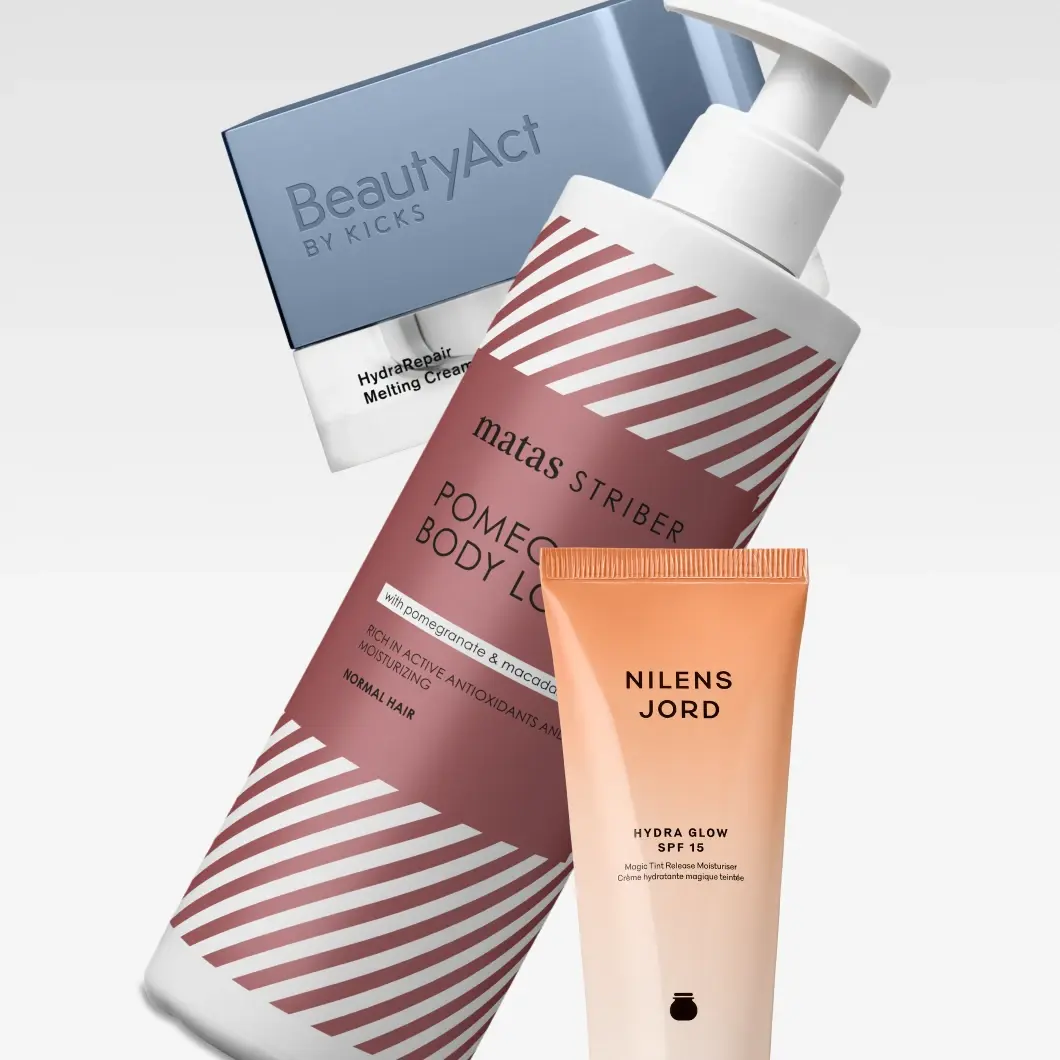 Hudpleie på lys bakgrunn med BeautyAct by KICKS HydraRepair Melting Cream, Matas Striber Pomegranate Body Lotion og Nilens Jord Hydra Glow SPF 15 Magic Tint Release Moisturiser.