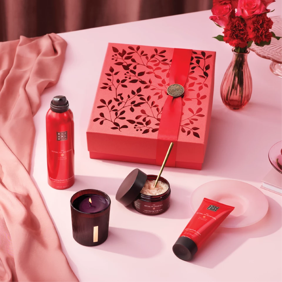 Rituals gavesett «The Ritual Of Ayurveda» står på eit bord med ein rosa duk.