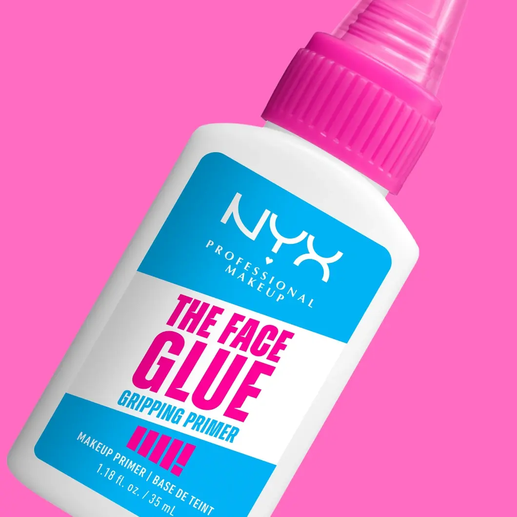 Valkoinen pullo NYX Professional Makeup The Face Glue Gripping Primer -meikinpohjustusvoidetta, 1.18 fl. oz. / 35 ml, vaaleanpunaisella korkilla.