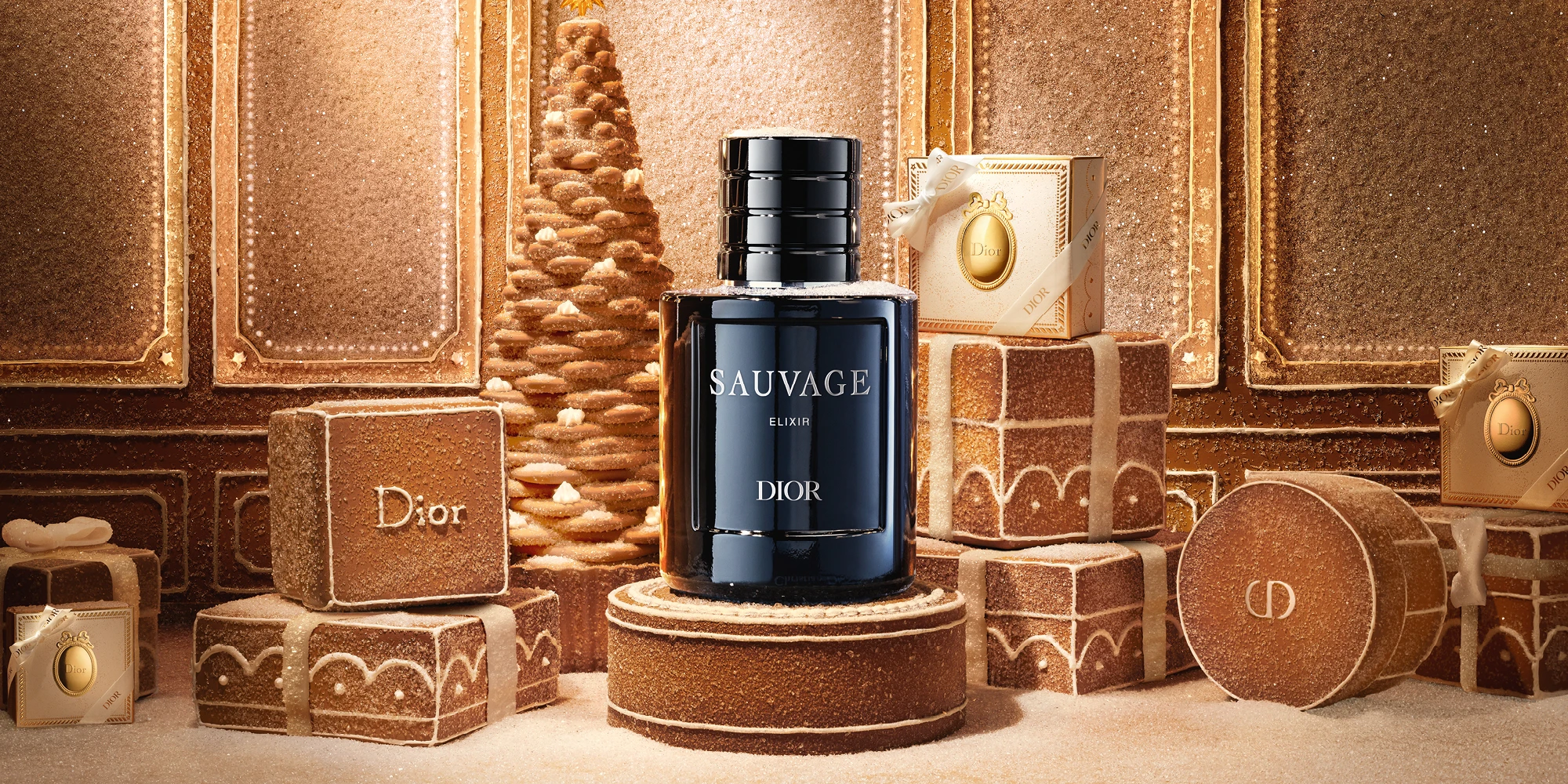 Dior Sauvage Elixir parfymeflaske i en pepperkakeinspirert juledekorasjon med gaveesker.