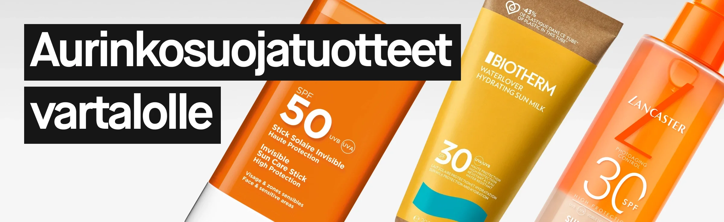 Kolme vartalon aurinkosuojatuotetta vaaleaa taustaa vasten: Clarins SPF 50 -puikko oranssissa pakkauksessa, ACO Sun Spray SPF 30 turkoosilla pumpulla ja Biotherm Waterlover Hydrating Sun Milk SPF 30 -keltainen tuubi. Vasemmalla teksti “Solskydd kropp”.