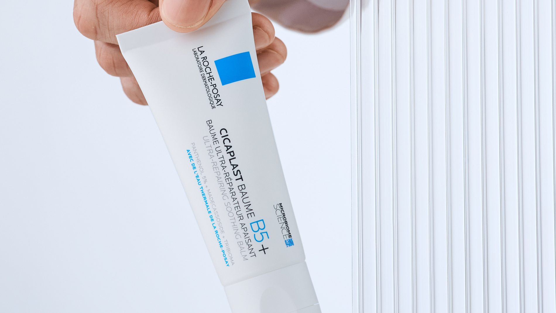 Produkt av La Roche Posay mot en vit bakgrund och vita ränder.