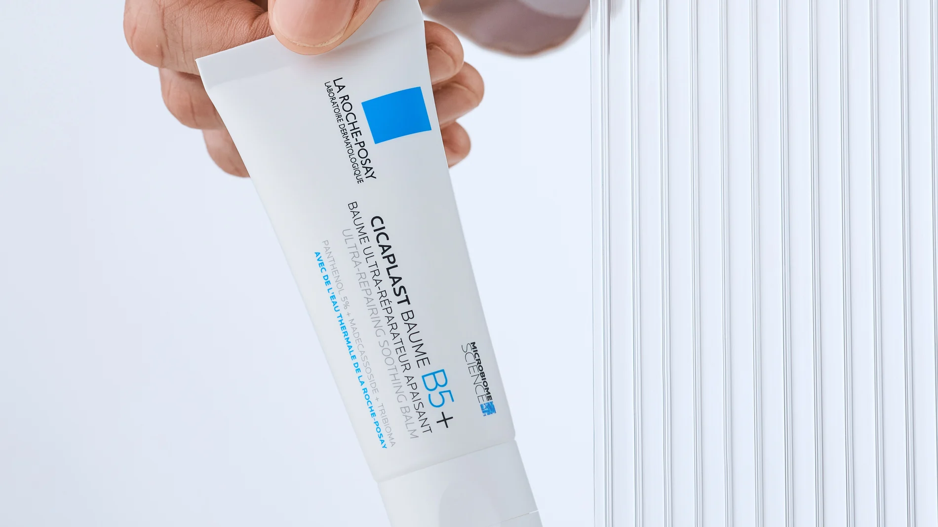 Produkt av La Roche Posay mot en vit bakgrund och vita ränder.