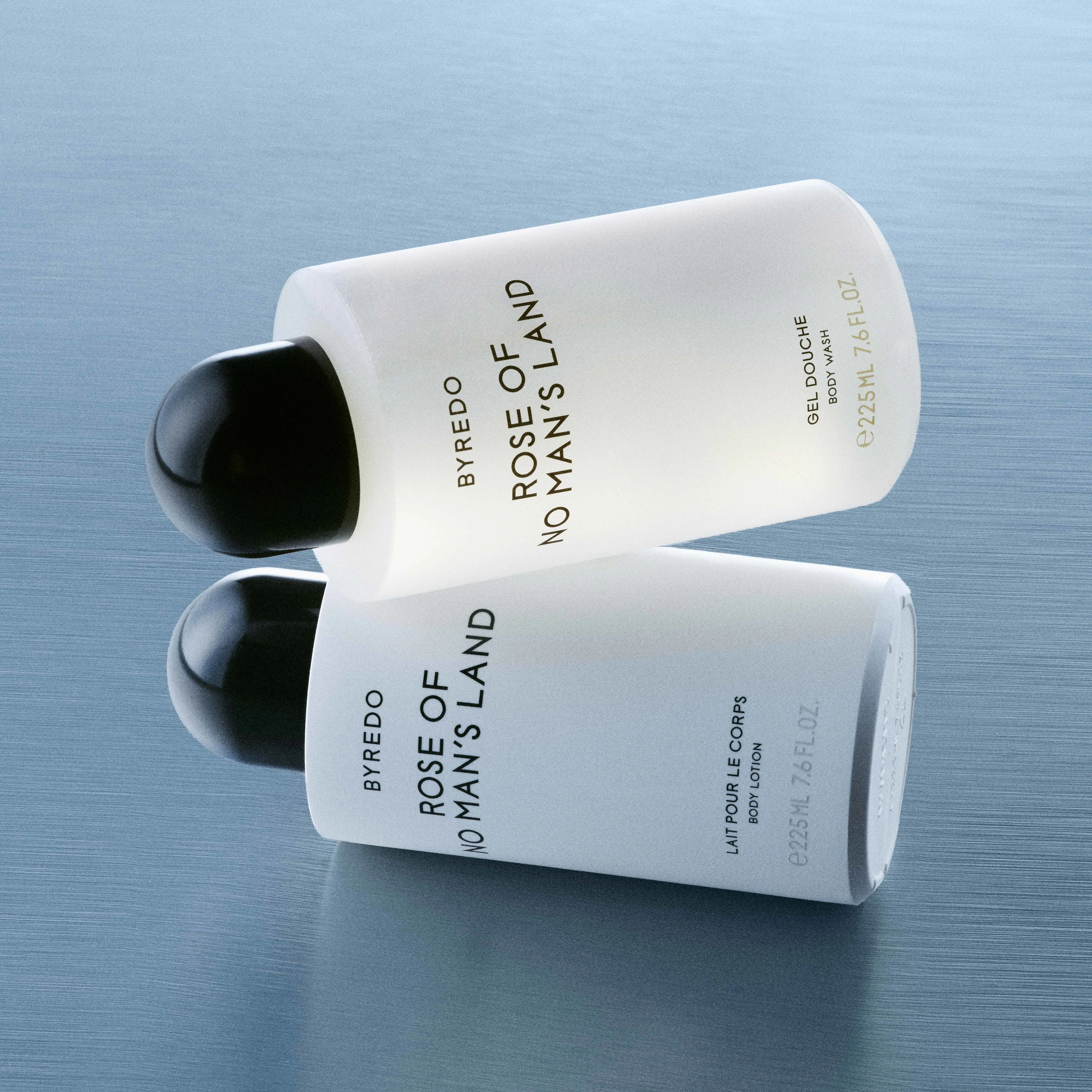 To Byredo Rose of No Man’s Land kroppsprodukter ved siden av hverandre på lys overflate.