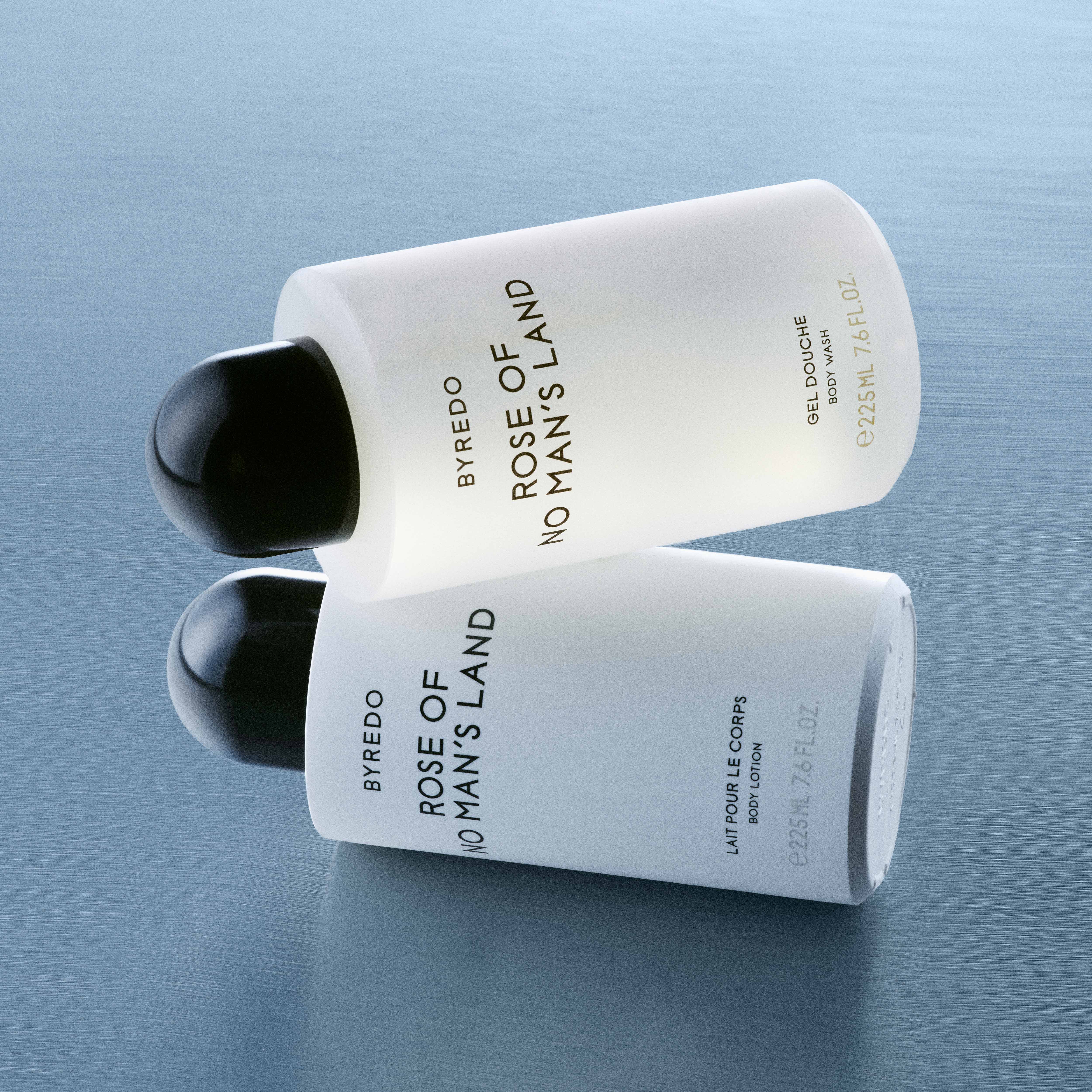 Två Byredo Rose of No Man’s Land kroppsvårdsprodukter bredvid varandra på ljus yta.