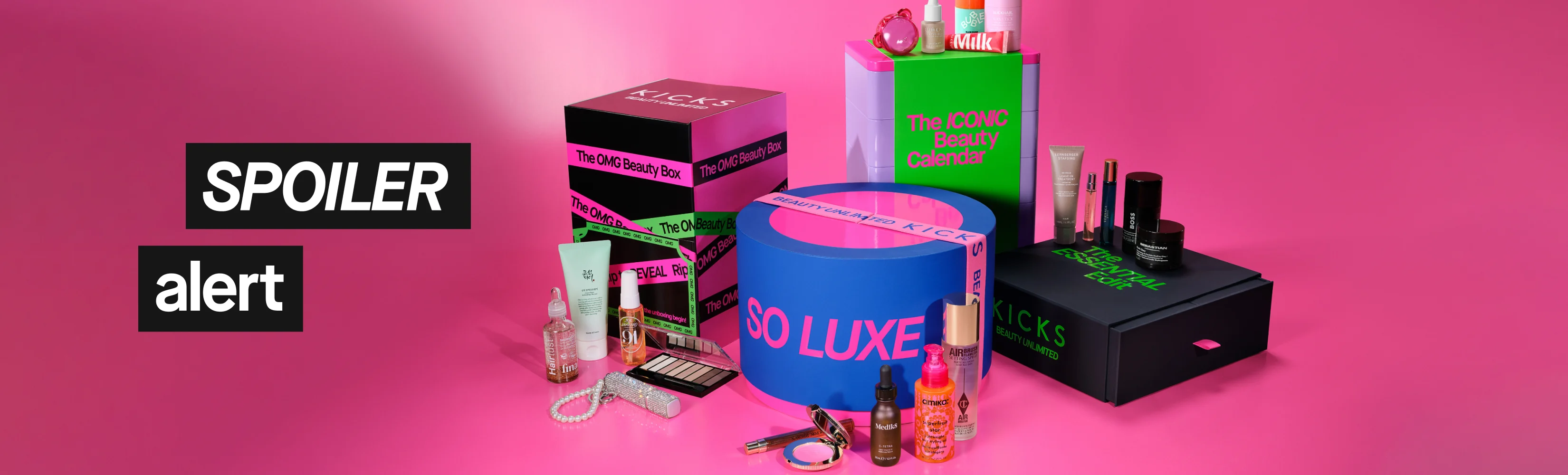 Texten “SPOILER alert” visas över KICKS-presentboxarna “The OMG Beauty Box”, “The ICONIC Beauty Calendar”, “SO LUXE” och “The ESSENTIAL Edit” mot rosa bakgrund, omgivna av flera makeup-, hudvårds- och hårvårdsprodukter. Synliga texter inkluderar även “KICKS BEAUTY UNLIMITED” och “BEAUTY UNLIMITED”.