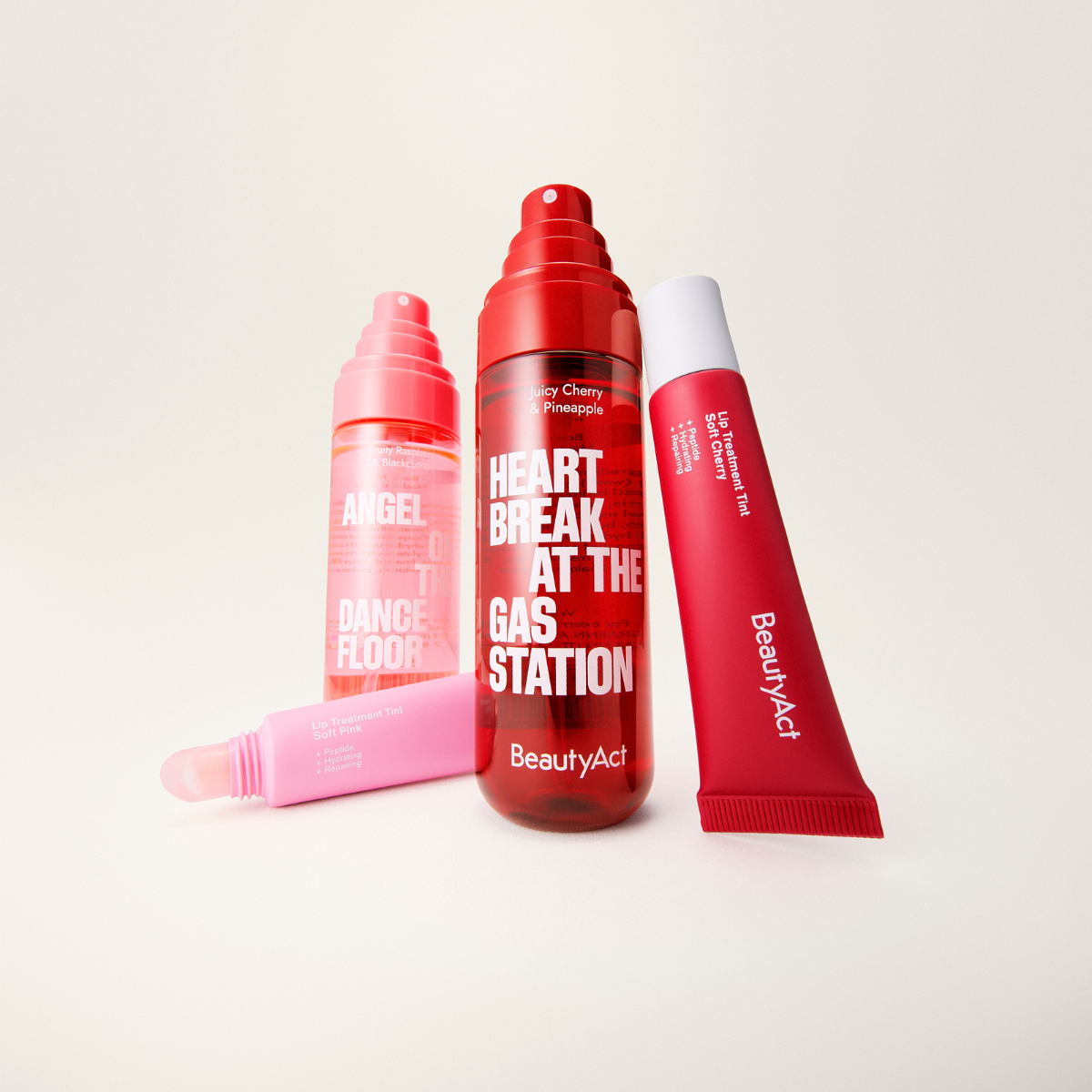 BeautyAct-tuotteet: 'Angel Dance Floor' ja 'Heart Break At The Gas Station' -suihkeet sekä 'Soft Cherry' ja 'Soft Pink' -huulisävytteet.