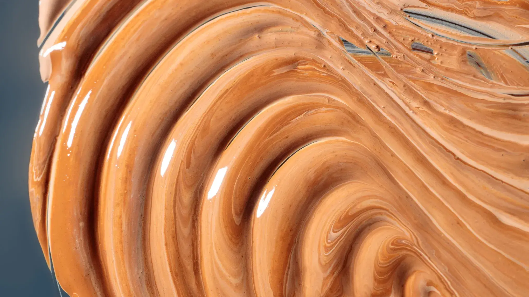 Närbild på concealer med vågigt mönster.