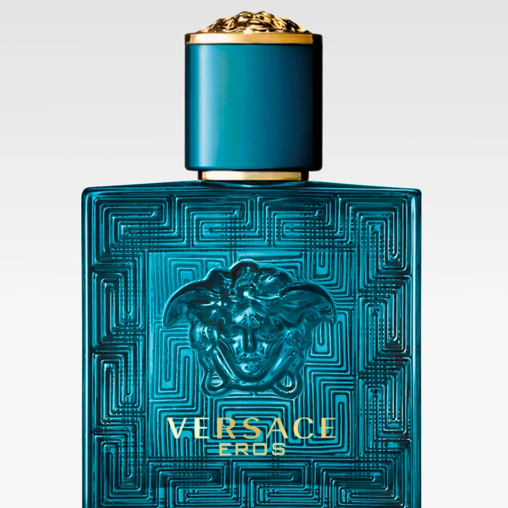 Bild som visar en blå flaska med Versace Eros parfym. Bakgrunden är vit.
