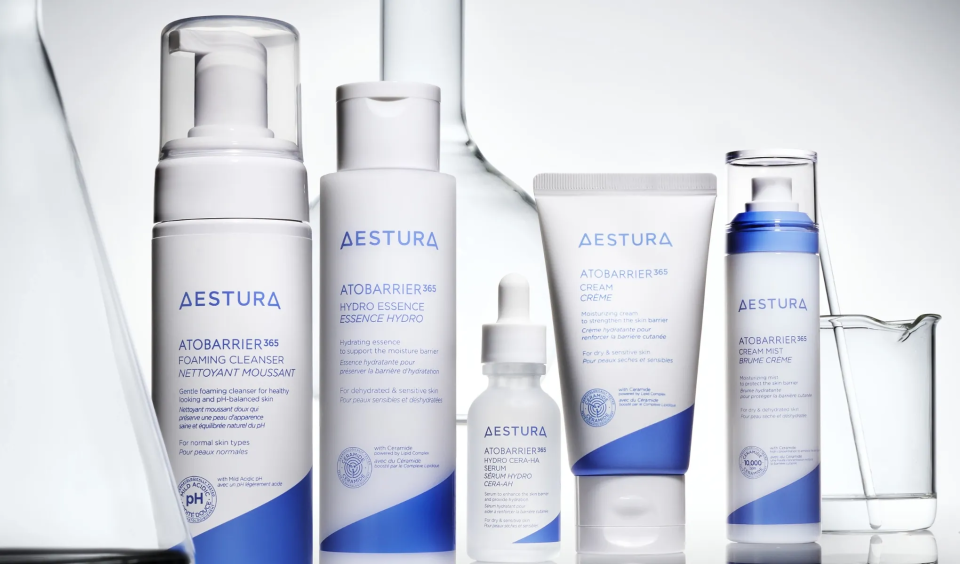 Aestura Atobarrier 365 hudpleieprodukter: skumrens, essens, serum og kremer i hvit-blå emballasje.