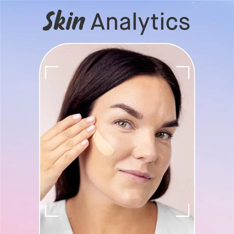 En person håller upp sin hand mot ansiktet under texten "Skin Analytics".