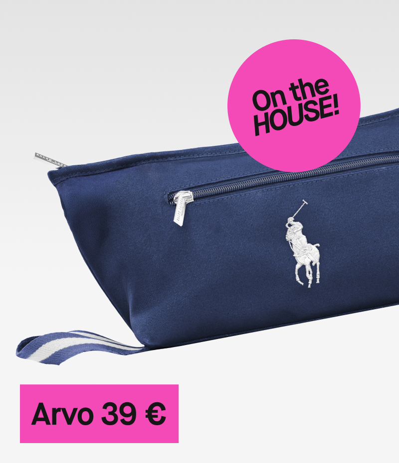 Kuva Ralph Lauren -kosmetiikkalaukusta, joka on sininen ja siinä on valkoinen logo. Vasemmassa yläkulmassa on pinkki ympyrä, jossa lukee "On the HOUSE!". Alareunassa pinkki laatikko, jossa lukee "Arvo 39 €".