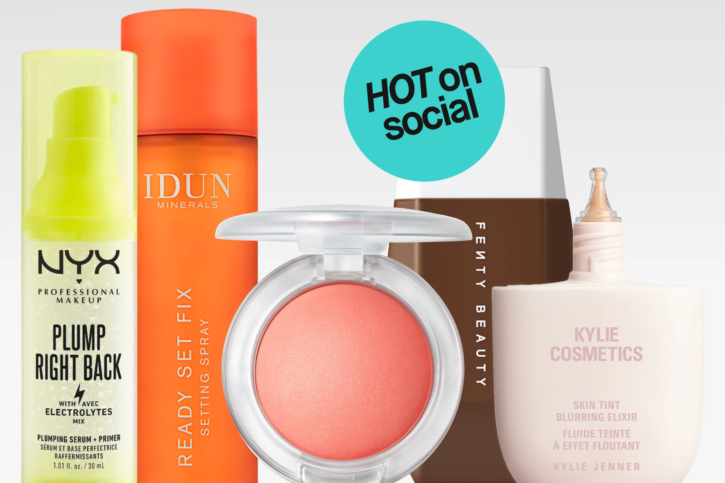 Produktbild med flera sminkprodukter mot ljus bakgrund. Från vänster syns NYX Professional Makeup Plump Right Back i gulgrön flaska, IDUN Minerals Ready Set Fix setting spray i orange flaska, en rund rouge i transparent dosa med korallfärgad produkt, Fenty Beauty foundation i brun och vit förpackning samt Kylie Cosmetics Skin Tint Blurring Elixir i ljusrosa flaska. En turkos cirkel med texten ”HOT on social” syns ovanför produkterna.
