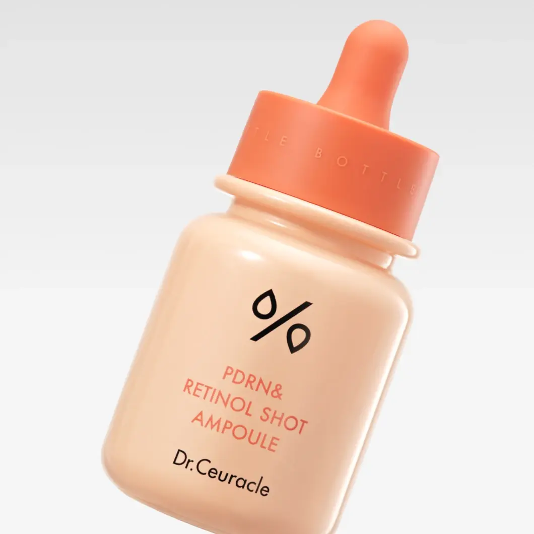 Dr.Ceuracle PDRN & Retinol Shot Ampoule i en lys ferskenfarget flaske med korallfarget pipette merket LITTLE BOTTLE.