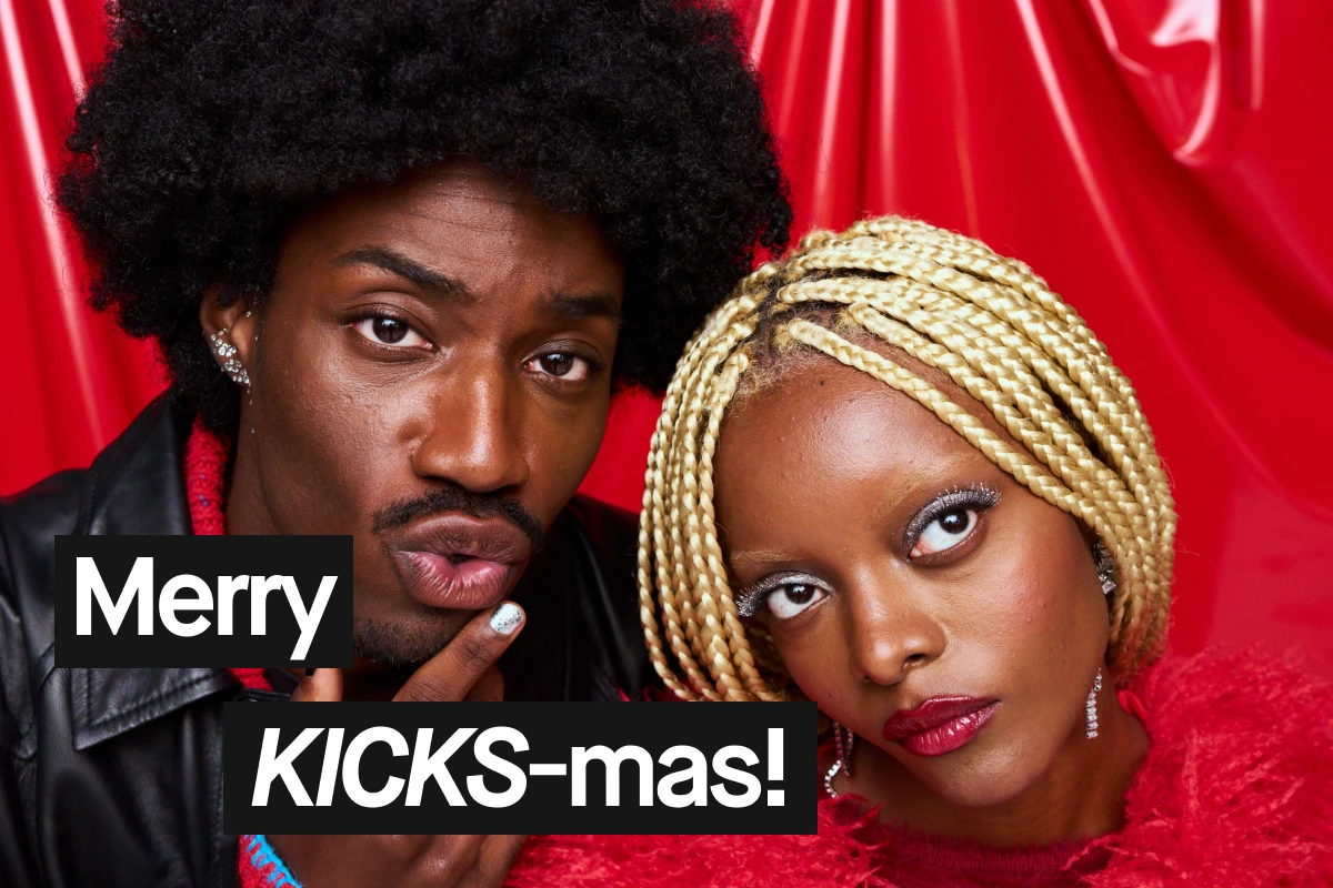 Mies ja nainen punaista taustaa vasten, tekstillä "Merry KICKS-mas!"