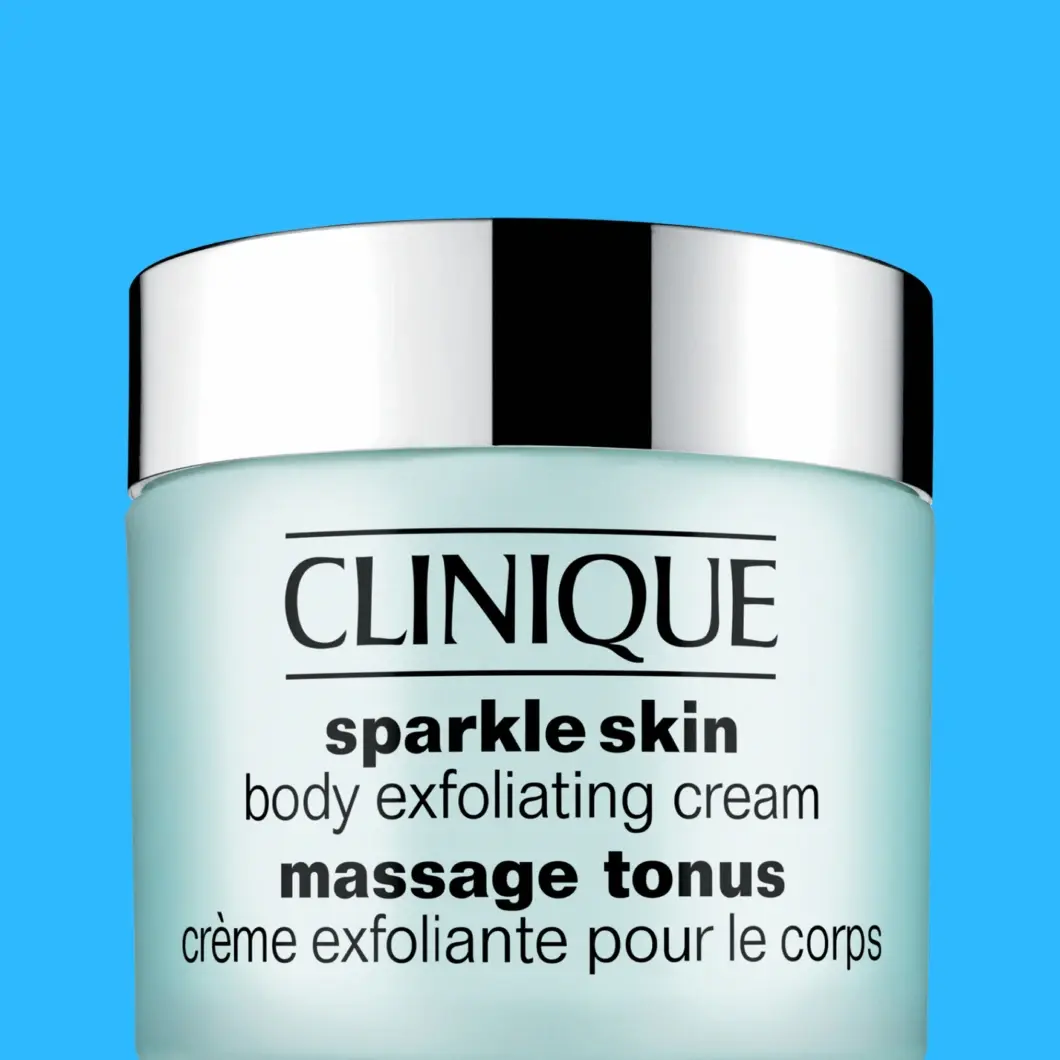 Clinique Sparkle Skin Body Exfoliating Cream vaaleanvihreässä purkissa hopeisella kannella.