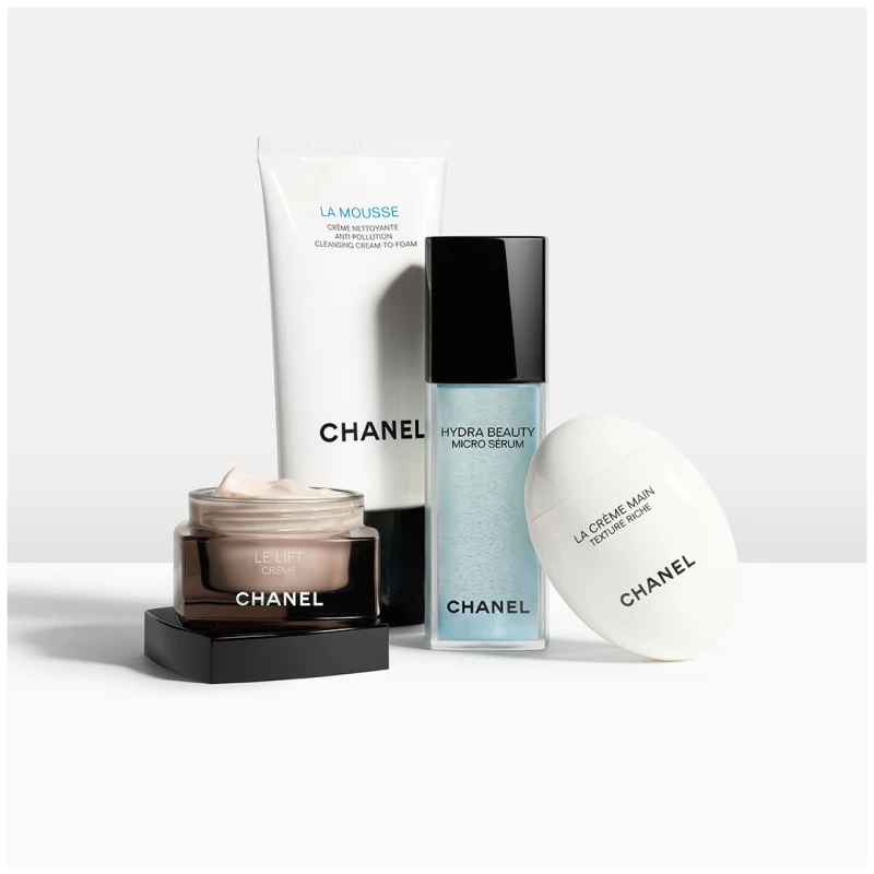 Hudpleieprodukter fra CHANEL på en hvit overflate mot en hvit bakgrunn.