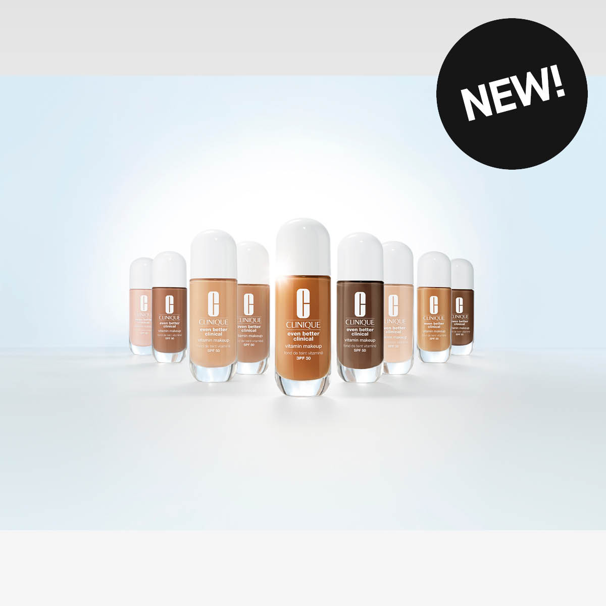 Flera flaskor med Clinique Even Better Clinical foundation i olika nyanser mot ljus bakgrund, med texten ”NEW!”.