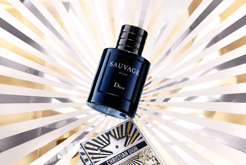 Dior Sauvage miesten hajuvesi valkoisella, hopeisella ja kultaisella taustalla.