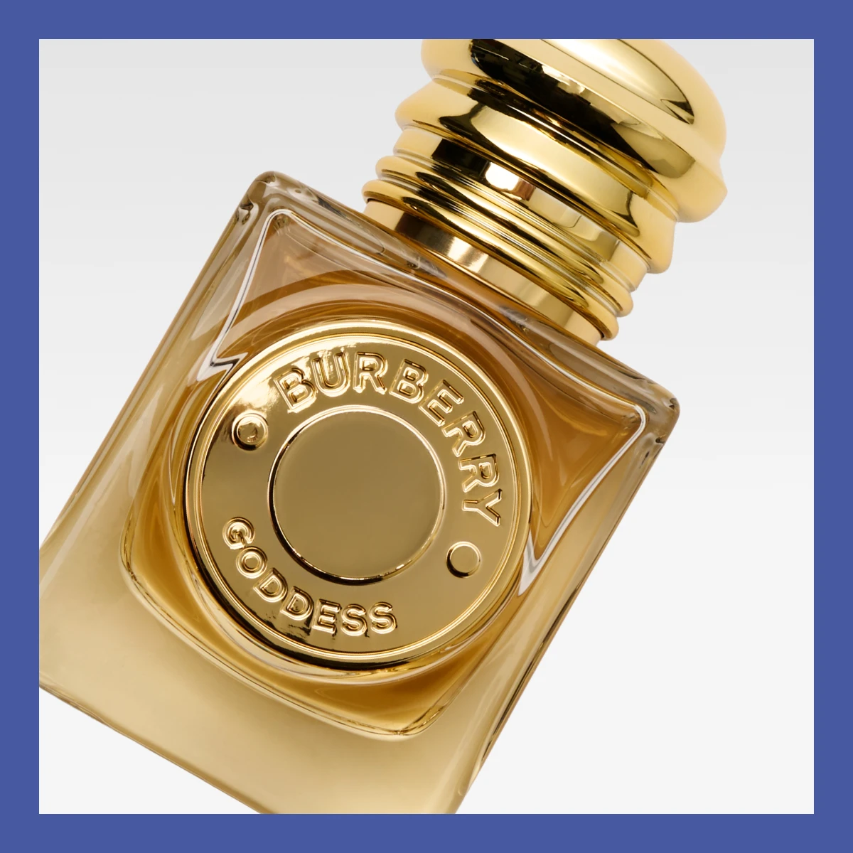 Burberry Goddess -hajuvesipullo, jossa on kultainen korkki ja etiketti.