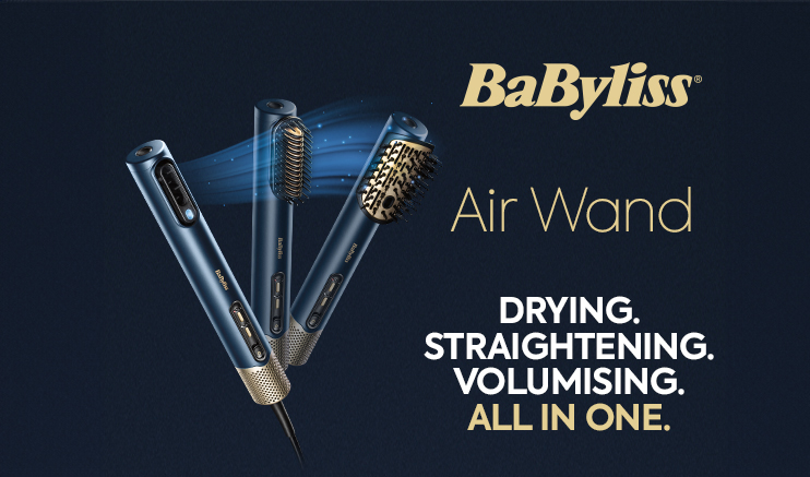 BaBylissin hiustenmuotoilutyökalut, nimeltään Air Wand. Työkalut ovat sinisiä ja niissä on eri harjanpäät. Kuvassa oleva teksti kuuluu: ”BaByliss Air Wand KUIVAUS. SUORISTAMINEN. VOLUMISOINTI. KAIKKI YHDESSÄ.” Tausta on tummansininen.
