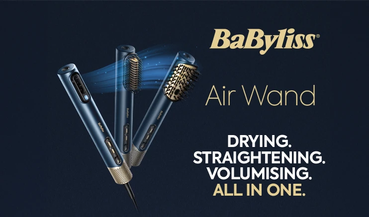 Hårstylingverktyg från BaByliss, kallade Air Wand. Verktygen är blå och har olika borsthuvuden. Texten på bilden lyder: "BaByliss Air Wand DRYING. STRAIGHTENING. VOLUMISING. ALL IN ONE." Bakgrunden är mörkblå.
