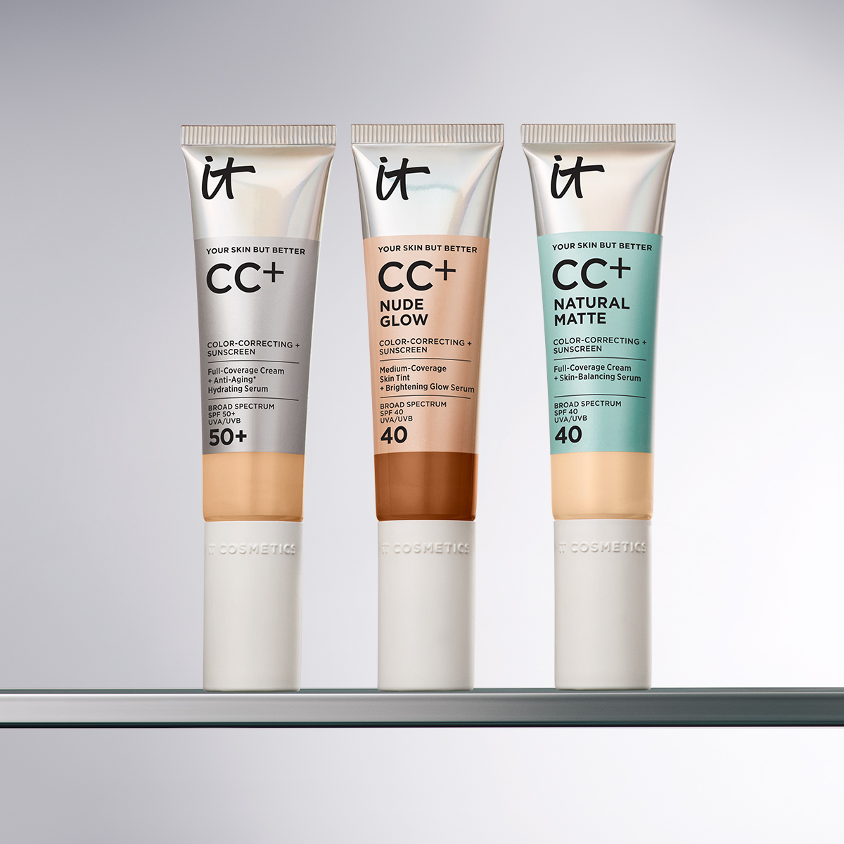 Kolme IT Cosmetics CC+ -meikkivoidetta vaalealla taustalla: CC+, CC+ Nude Glow ja CC+ Natural Matte.