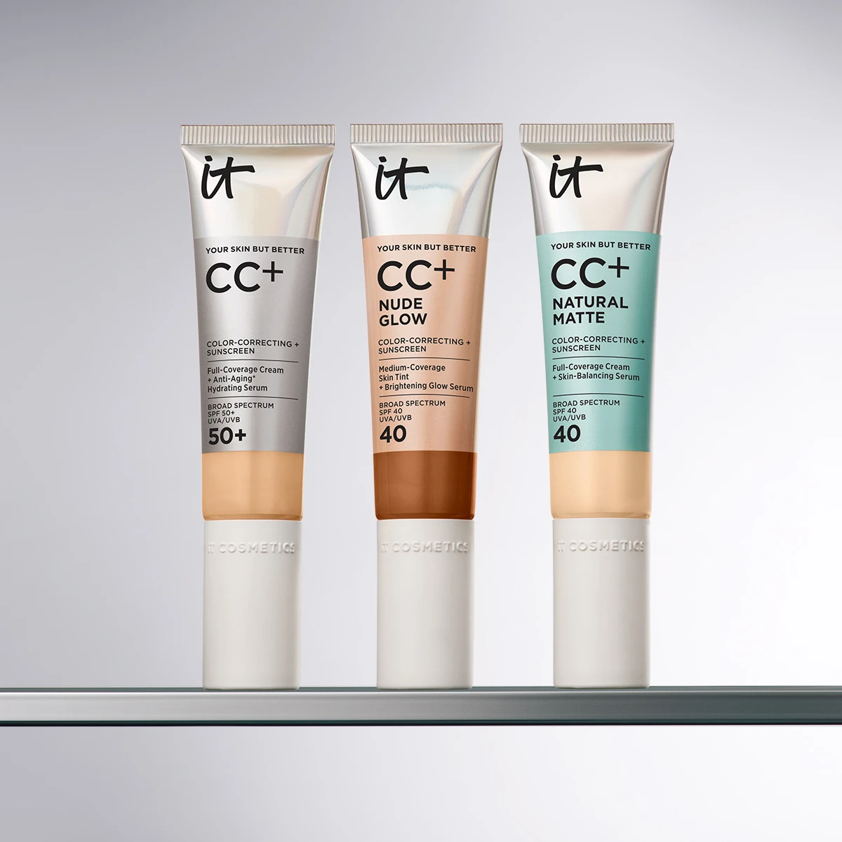Kolme IT Cosmetics CC+ -meikkivoidetta vaalealla taustalla: CC+, CC+ Nude Glow ja CC+ Natural Matte.