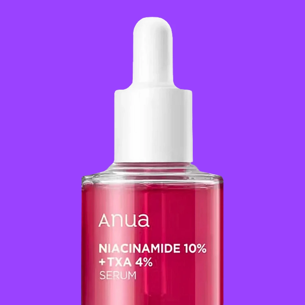 Anua Niacinamide 10% + TXA 4% seerumi punaisessa pullossa violettia taustaa vasten.