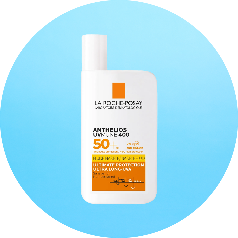 Flaska med La Roche-Posay Anthelios UVmune 400 solskyddsmedel SPF 50+ mot en blå bakgrund.