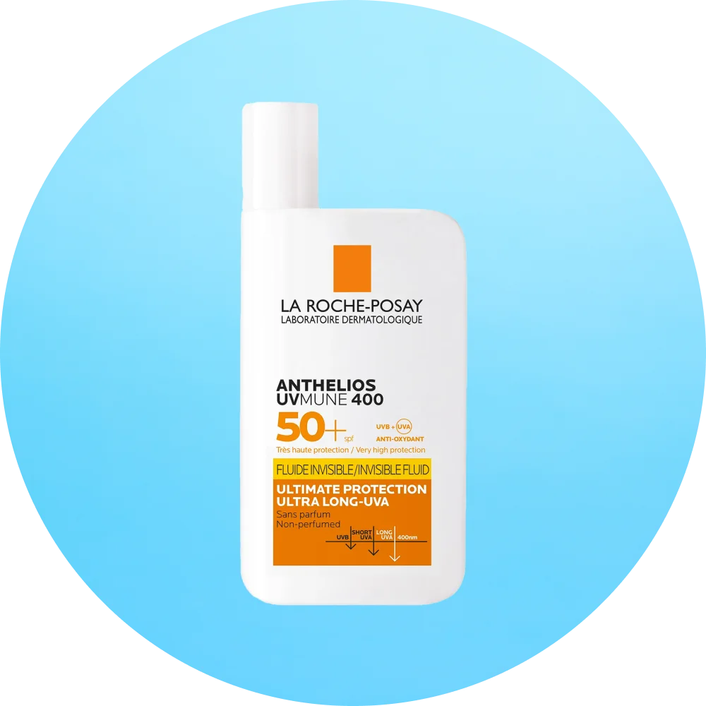 Flaska med La Roche-Posay Anthelios UVmune 400 solskyddsmedel SPF 50+ mot en blå bakgrund.