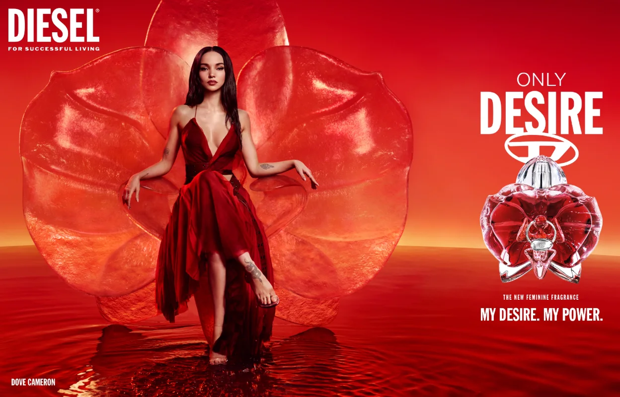 Nainen punaisessa mekossa ja Diesel Only Desire -tuoksupullo punaisessa ympäristössä. Teksti: ”Only Desire. The new feminine fragrance. My desire. My power.”