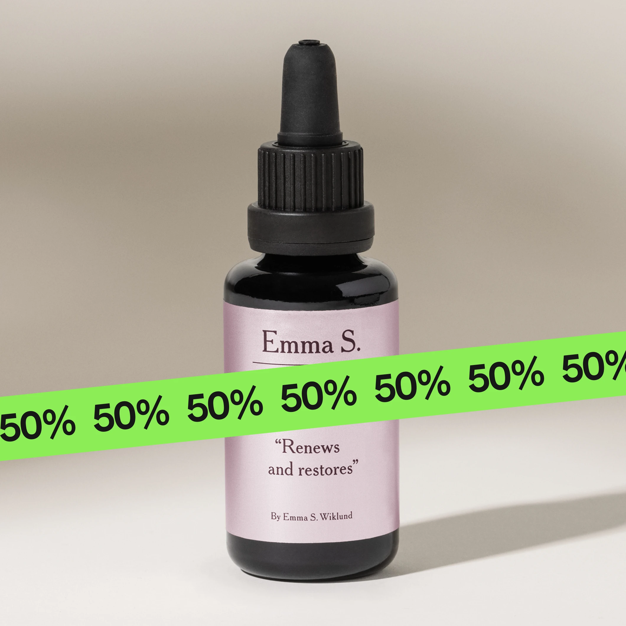 Produktbild av Emma S. retinol serum i mörk glasflaska med pipett och etiketten “Renews and restores” samt “By Emma S. Wiklund”, med en grön “50%”-banderoll över bilden.
