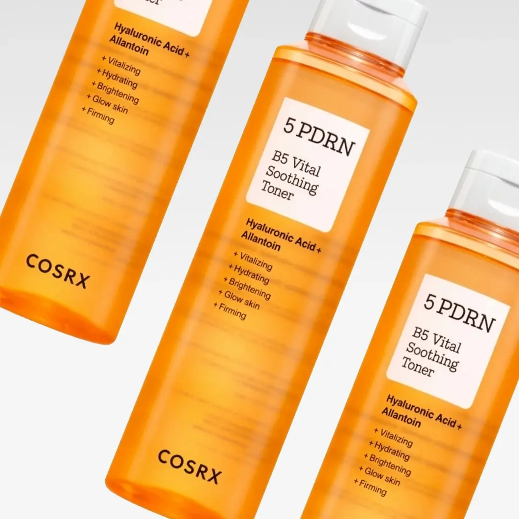 Tre oransje COSRX 5 PDRN B5 Vital Soothing Tonere. Inneholder hyaluronsyre + allantoin som vitaliserer, fukter, lysner, gir glød og strammer opp huden.