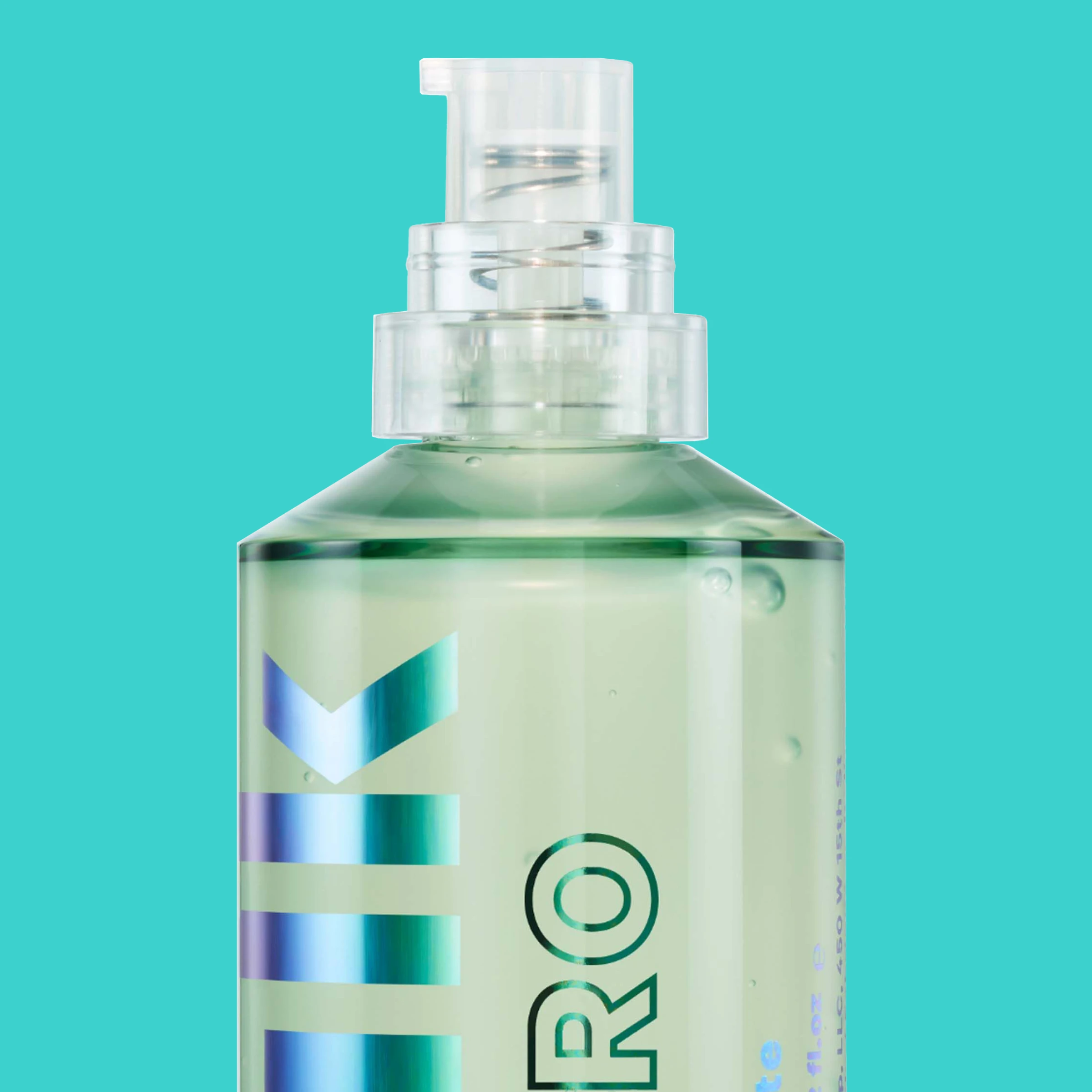 Tuotekuva Milk Makeup Hydro Grip -primerista pumppupullossa turkoosia taustaa vasten. Läpinäkyvä pullo, jossa vihreää geeliä. Pakkauksessa teksti ”MILK”.