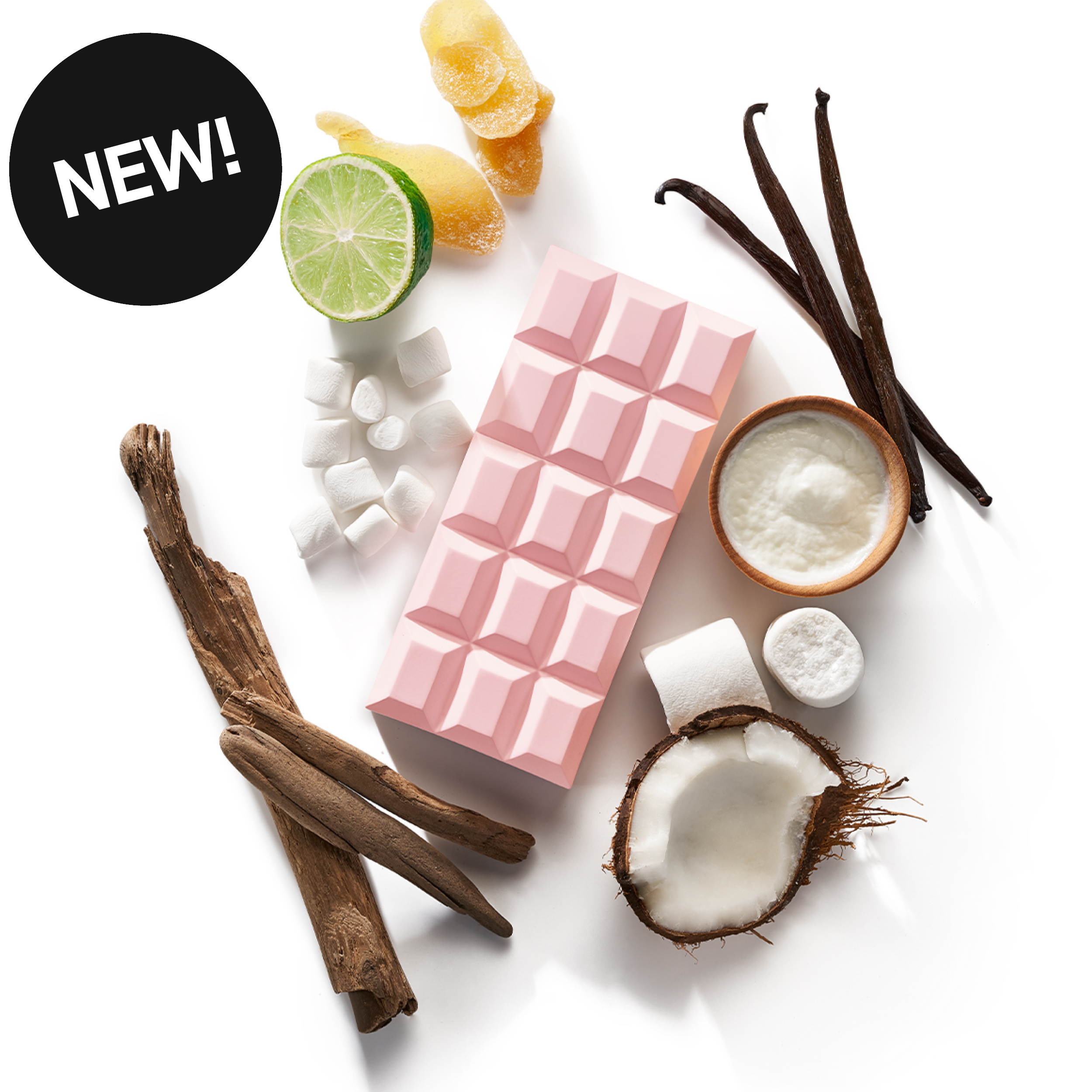 Produktbild med texten “NEW!” och ingredienser som lime, kokos, vaniljstänger, marshmallows och träbitar runt en rosa chokladkaka mot vit bakgrund.
