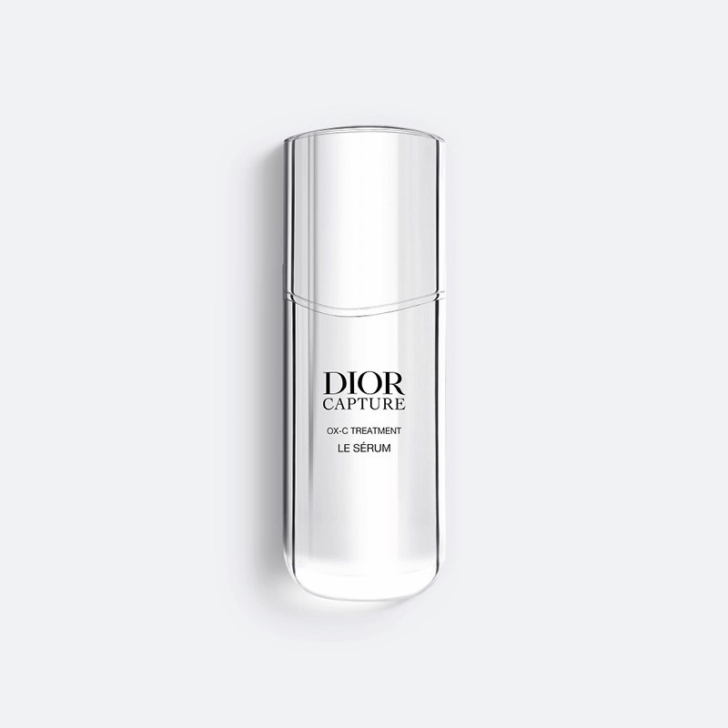 Dior Capture Le Sérum i sølvfarget flaske mot hvit bakgrunn.