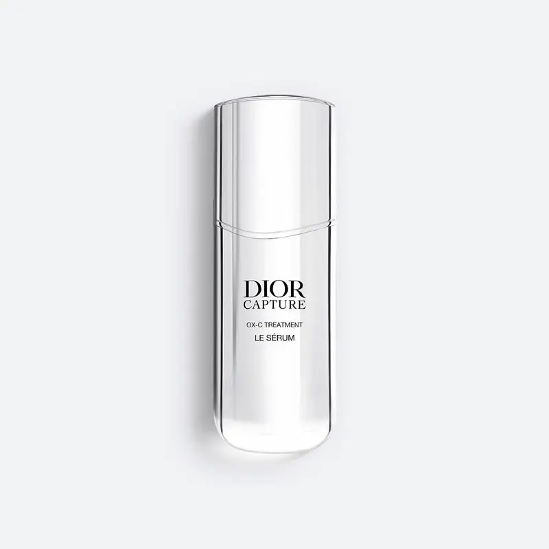 Dior Capture Le Sérum i sølvfarget flaske mot hvit bakgrunn.