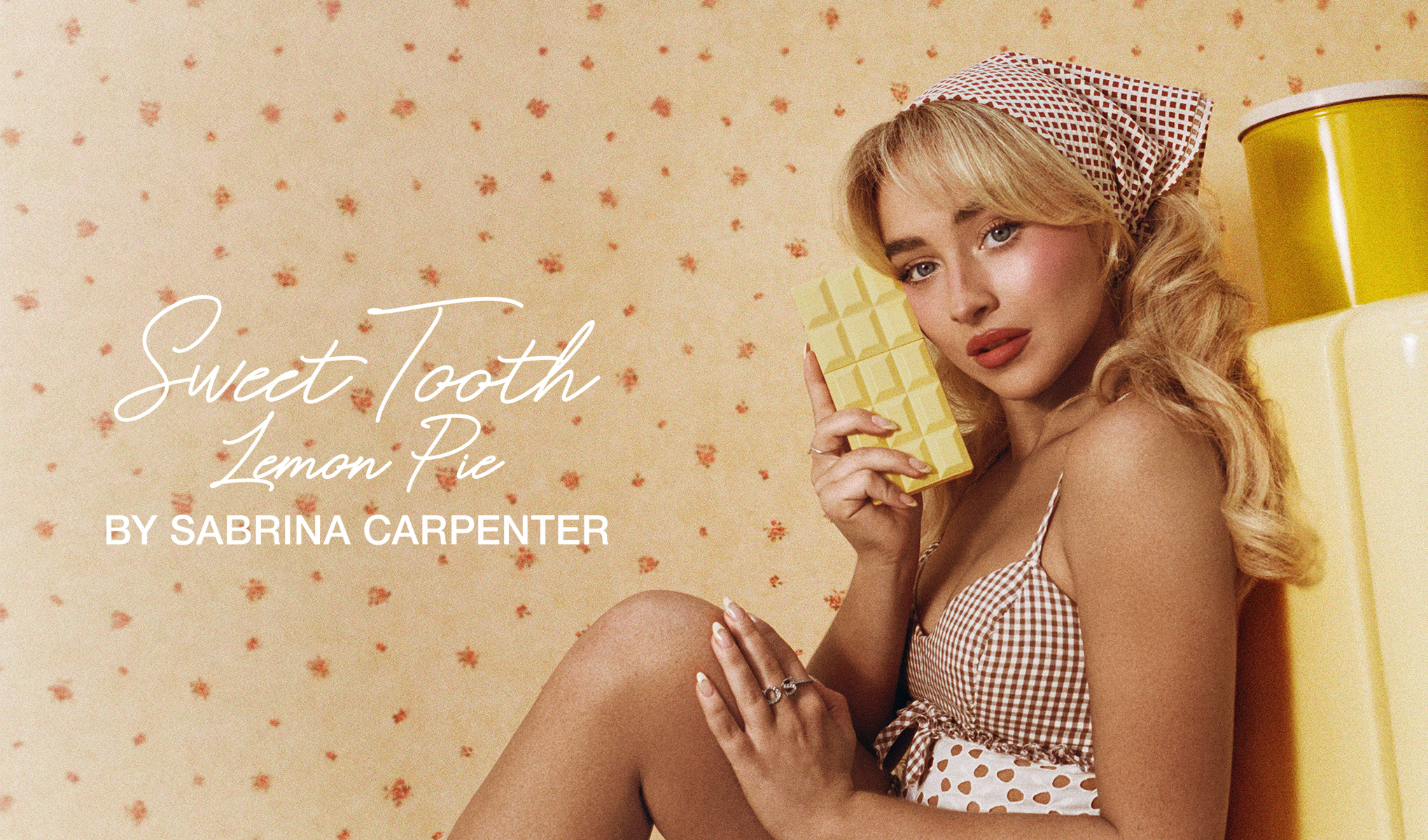 Retroinspirerad reklam med en blond kvinna som håller en gul chokladkaka och möter kameran. Mjuk, gul färgskala med texten ”Sweet Tooth Lemon Pie”.