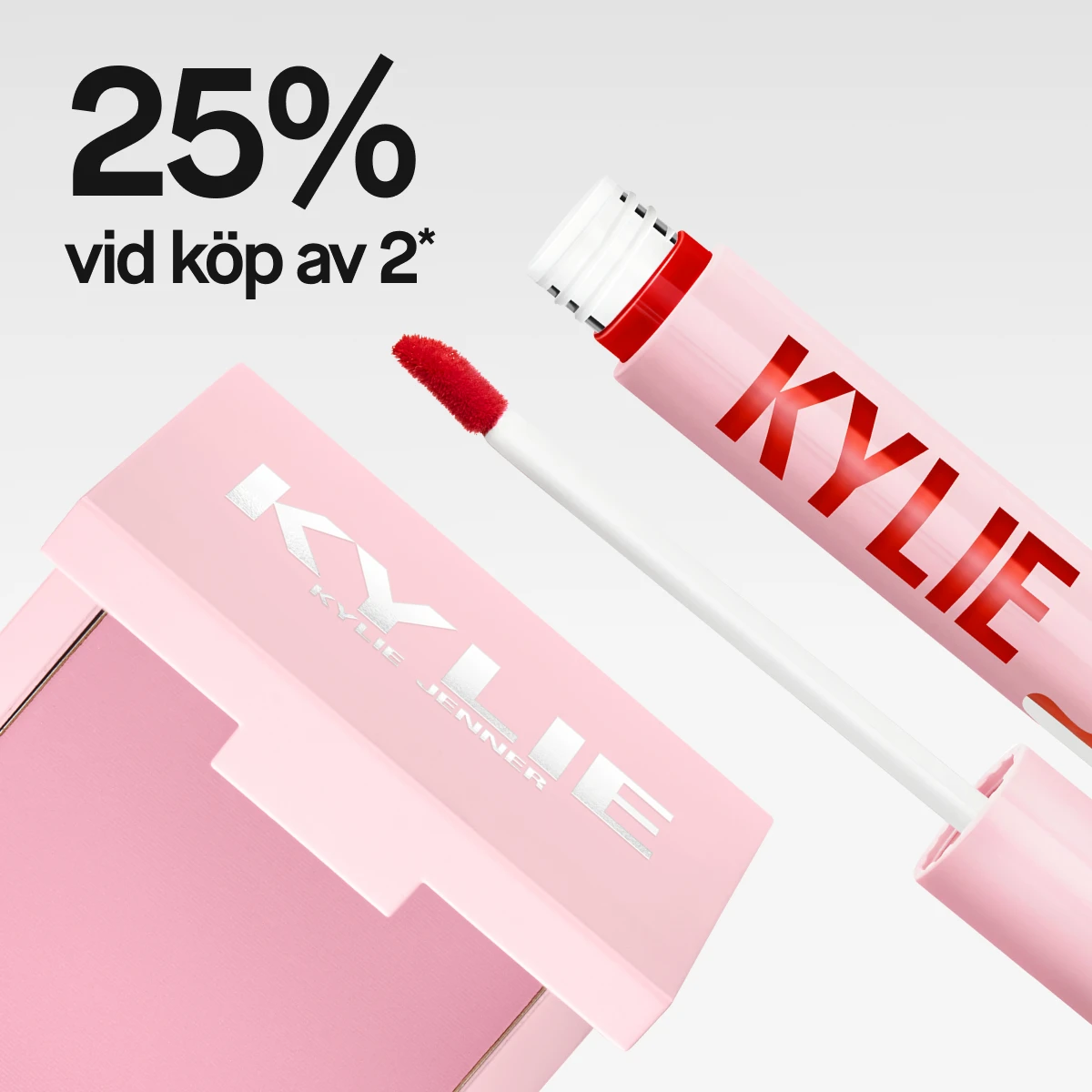 Bild som visar en rosa tub med Kylie Jenner läppglans med applikator och en rosa dosa med Kylie Jenner blush. Texten "25% vid köp av 2*" är synlig. Bakgrunden är vit.
