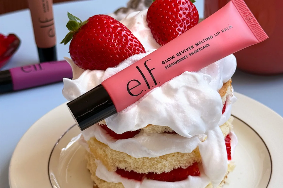 e.l.f. Glow Reviver Melting Lip Balm sävyssä Strawberry Shortcake mansikkakakun päällä, koristeltuna kermavaahdolla ja tuoreilla mansikoilla.