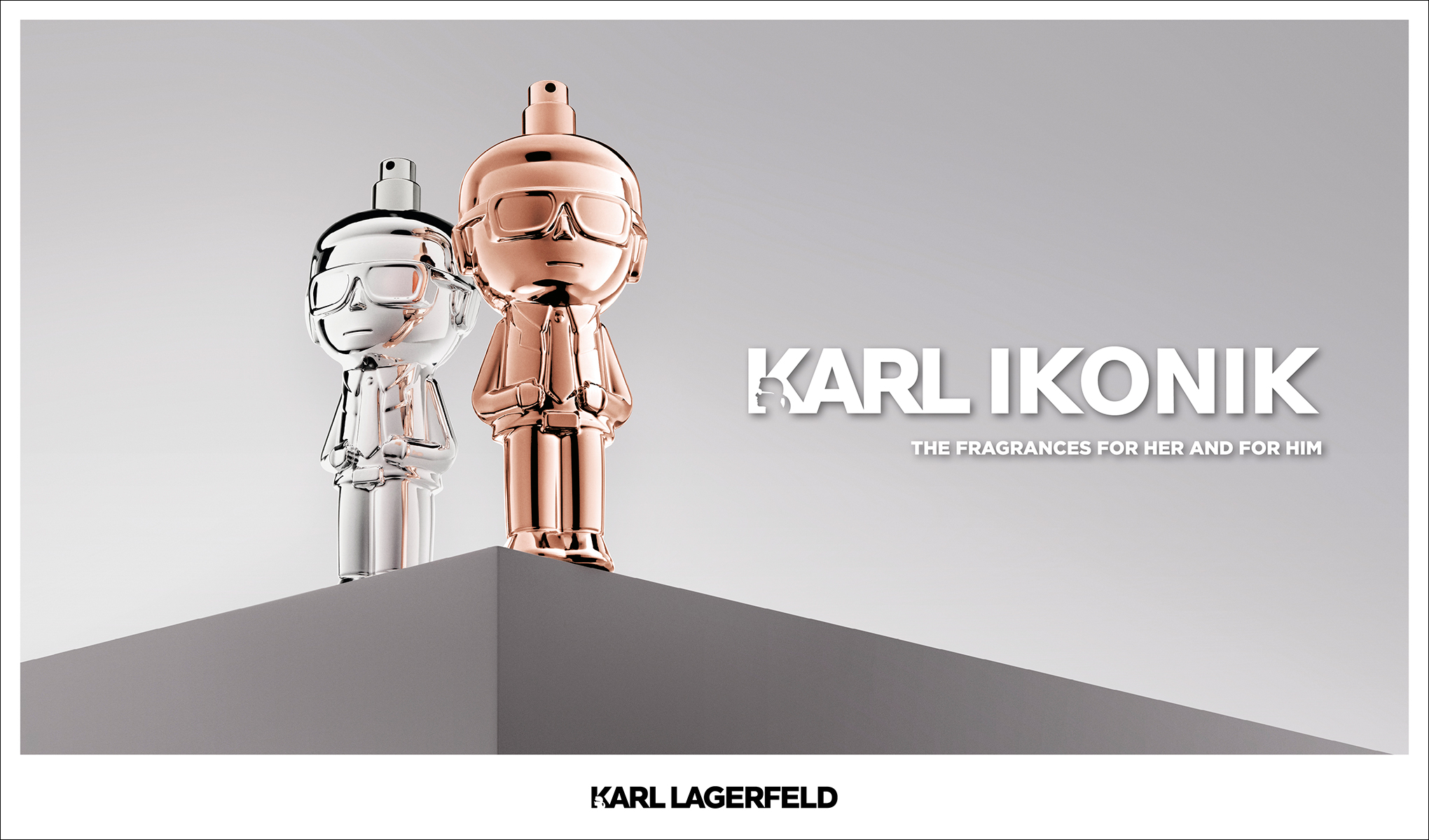 Karl Lagerfeldin ikoniset tuoksupullot, yksi hopeinen ja toinen kultainen, seisovat vierekkäin harmaalla alustalla. Teksti "KARL IKONIK" ja "THE FRAGRANCES FOR HER AND FOR HIM" näkyy taustalla.