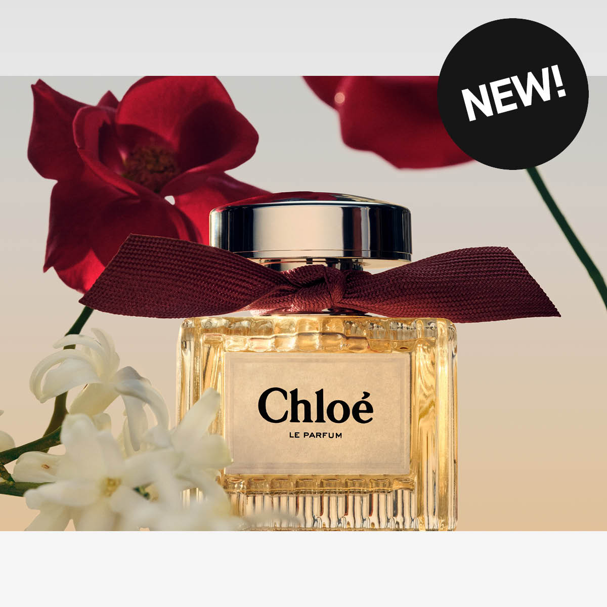 Chloé Le Parfum med roser og hvite blomster som rekvisita. Sticker med teksten NEW!