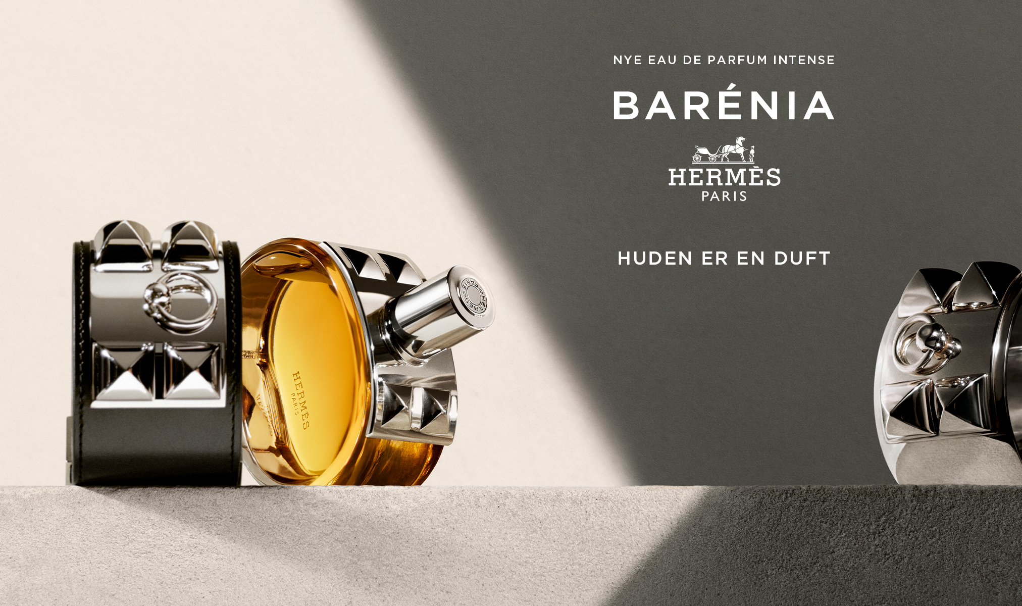 Hermès Barénia Eau de Parfum Intense-flaske, plassert på en overflate ved siden av et armbånd.